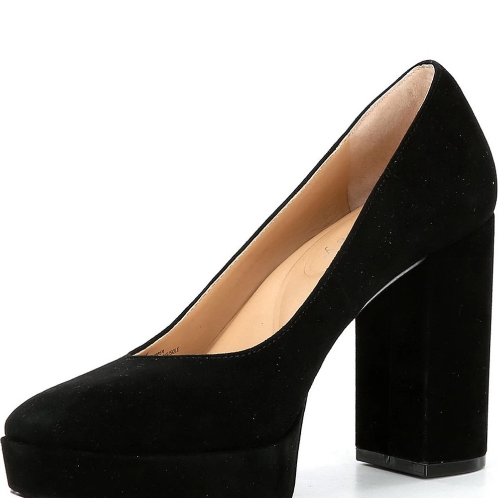 Beautiful Black Suede Platform Pumps 
Size 9.5